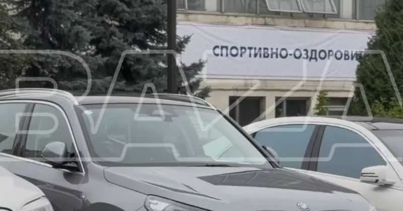 На студенческой парковке МГУ обнаружился автопарк из Bentley, Lamborghini и G Class