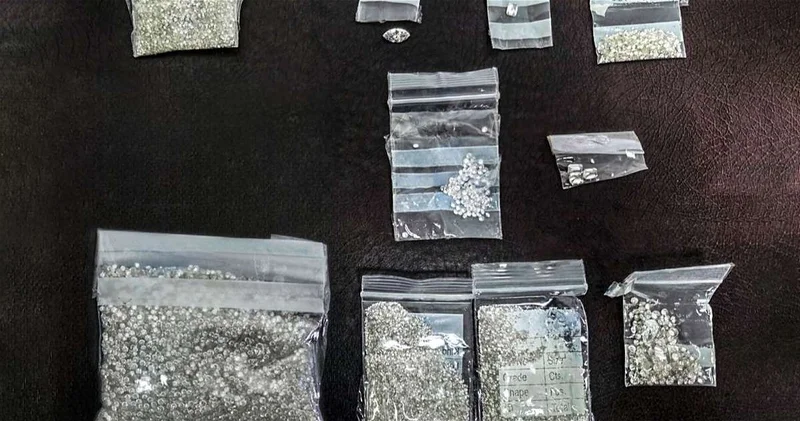 В аэропорту Баку у пассажиров обнаружили крупную партию спрятанных бриллиантов
