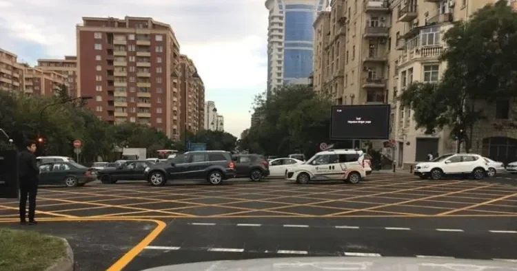 Yaşıl işıqda keçib cərimələnirlər: Sarı tor hərəkəti nizamlayır, yoxsa düyünləyir?