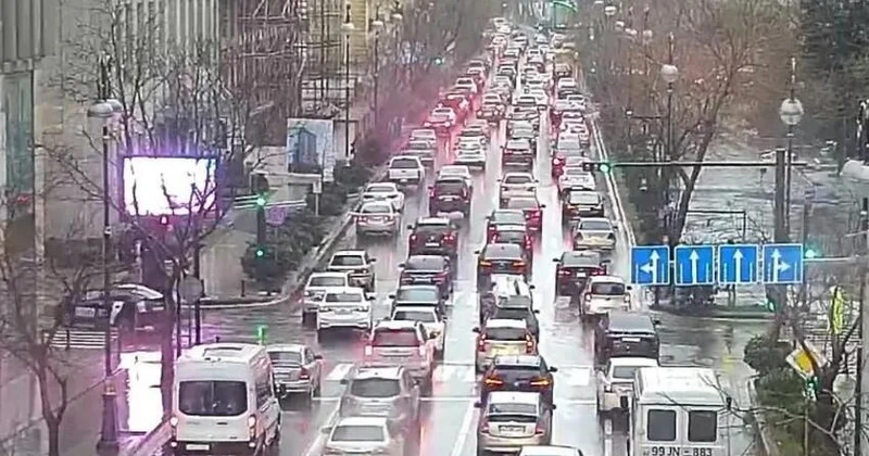 Şəhərə gedən yol iflic oldu Gəmiqayırma zavodundan başlayan TIXAC