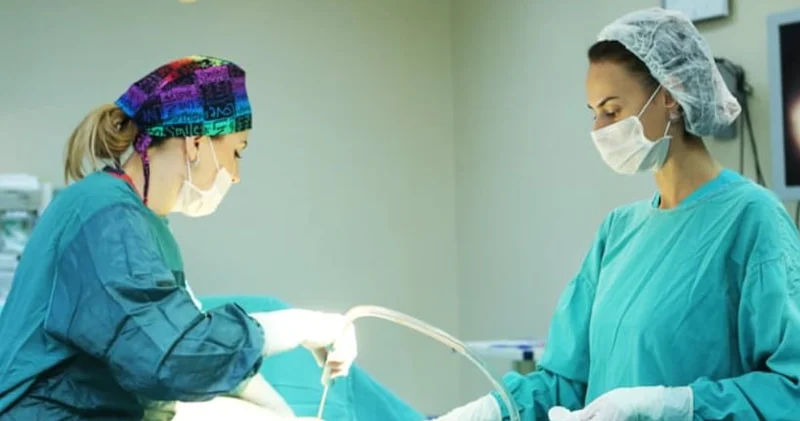 Ümumi cərrah “qalxanı” ilə plastik əməliyyat EDƏNLƏR Hər həkim bunu edə bilər? Nazirlikdən CAVAB