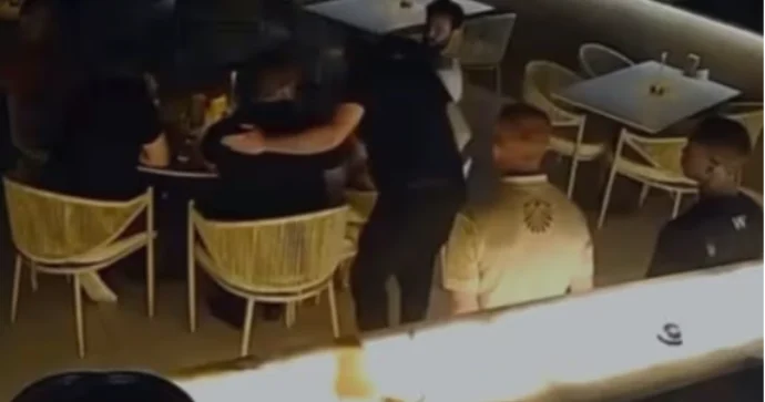 Məşhur iş adamı KAFEDƏ bıçaqlandı VİDEO