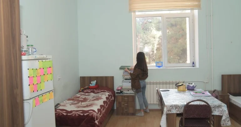 “70 manat ver, yaşa” TƏLƏBƏLƏRİN ƏSAS PROBLEMİNƏ ÇARƏ TAPILDIMI?