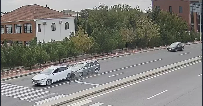 Sürət rejiminə əməl etməyən Opel BYD ni arxadan vurdu, baqajı yoxa çıxdı VİDEO
