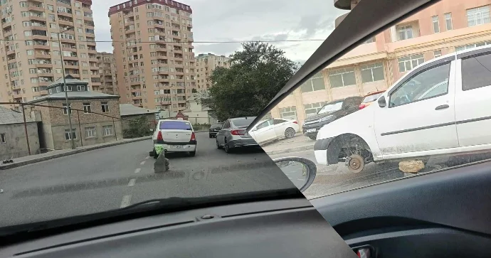 Əhmədlidə sürücü nasaz maşını yolun ortasında daş üstündə qoyub getdi FOTO