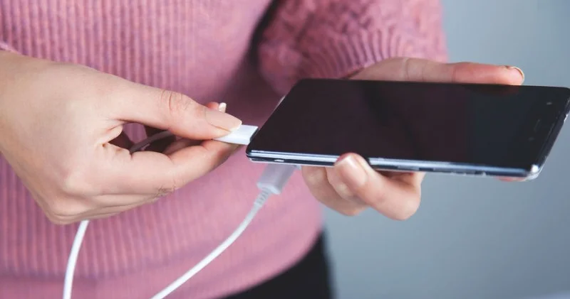 İctimai yerlərdə telefonların şarj edilməsi təhlükəlidir