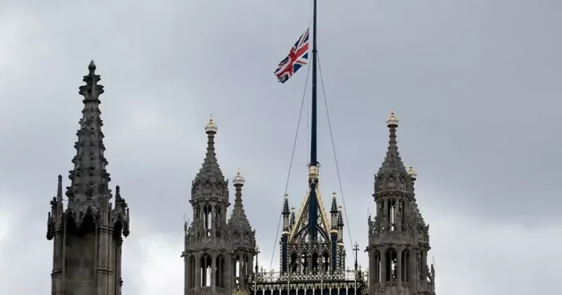 Britaniyada bayraqlar yarıya endirildi