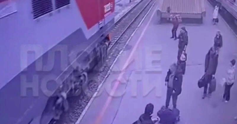 В России мужчина упал на рельсы ВИДЕО
