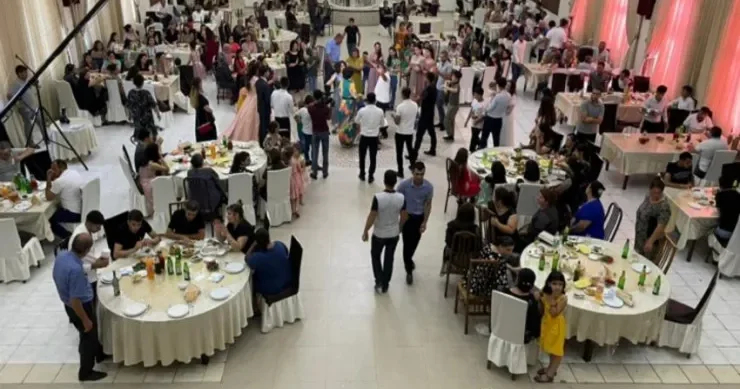 Bakıda şadlıq evində FACİƏ: kişi yıxılıb öldü