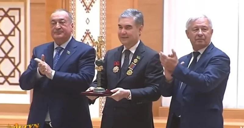 QHT SƏDRİ SAXTA ORDENİ BU ÖLKƏ RƏHBƏRİNƏ DƏ TƏQDİM EDİB Deputatla birgə... + VİDEO
