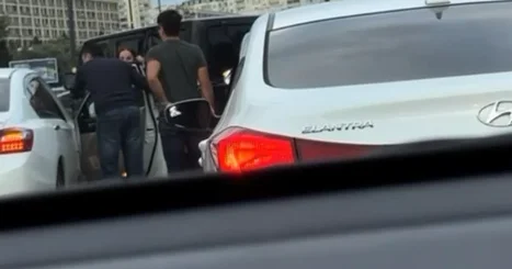 Bakıda qadın maşının qapısını açıb ətrafdakılardan kömək istədi VİDEO