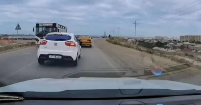 Ötmənin qadağan olduğu yerdə əks yola çıxıb təhlükə yaradan sürücü cərimələndi ANBAAN VİDEO