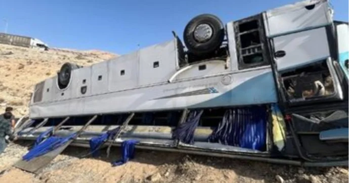 Avtobus dərəyə yuvarlandı: Ölənlər və yaralananlar var FOTO