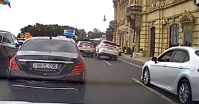 Bakıda ehtiyatsız sürücü “Changan”ı qarşısındakı maşına çırpdı ANBAAN VİDEO