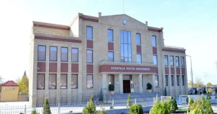 Zaqatalada məhkəmənin önündə söyüş söyən CƏRİMƏLƏNDİ