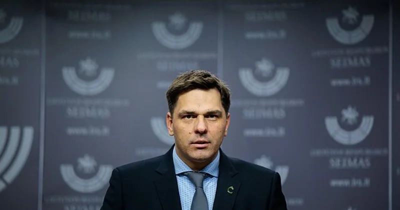 Krımla bağlı suala cavab verməyən nazir istefaya göndərildi