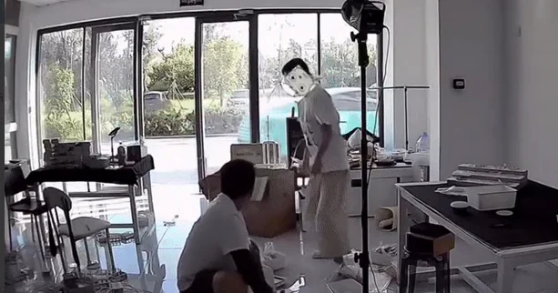 Elektromobil öz özünə işə düşdü