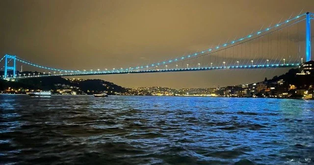 İstanbulun tarixi məkanları TDT bayrağının rəngi ilə işıqlandırıldı FOTOLAR