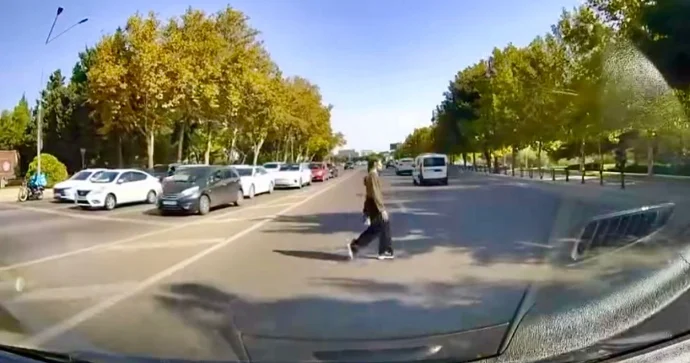 Keçidin yaxınlığında qayda pozan gənc qız sürücülərə təhlükə yaratdı VİDEO