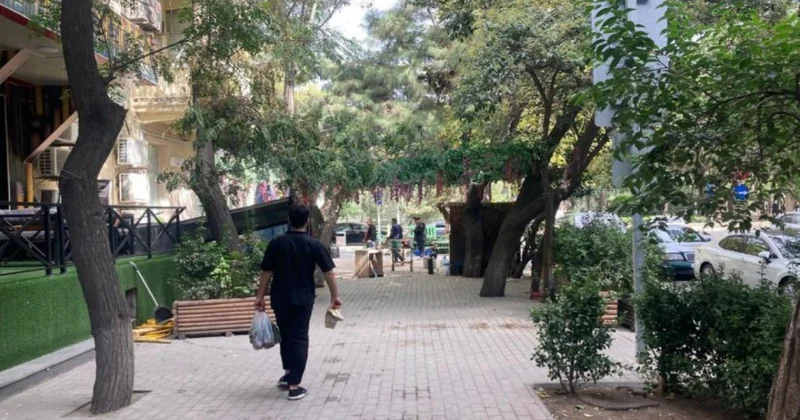 Bakıda piyada səkisini zəbt edən qurğular söküldü