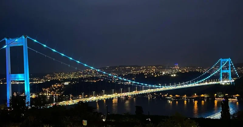 15 İyul Şəhidlər və Fatih Sultan Mehmet körpüsü TDT bayrağının rəngi ilə işıqlandırılıb