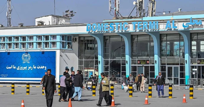“Əxlaqsızlığa” görə kəsdikləri interneti aeroporta görə açdılar
