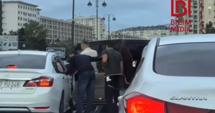 Bakıda HƏYƏCANLI ANLAR Avtomobildə döyülən qadın digər sürücülərdən kömək istədi ANBAAN VİDEO