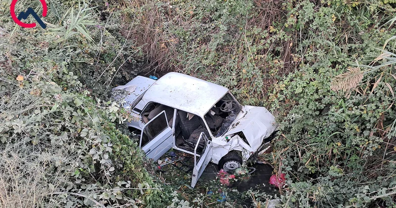 Avtomobil kanala aşdı, sürücünün ayağı sındı Fotolar Yenilənib