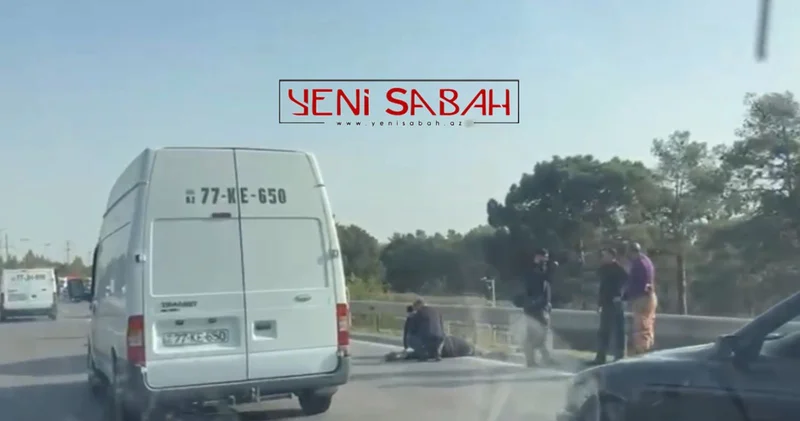Bakı Sumqayıt şossesində ağır qəza Avtomobil motoskiletçini vurdu