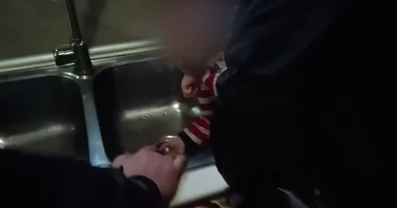 3 yaşlı uşağın əli mətbəx çanağının süzgəcində ilişdi Belə xilas etdilər+Video