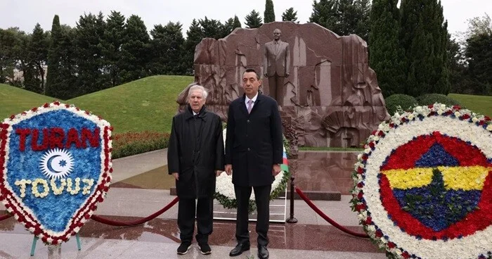 Əziz Yıldırım Heydər Əliyevin məzarını ziyarət etdi Foto