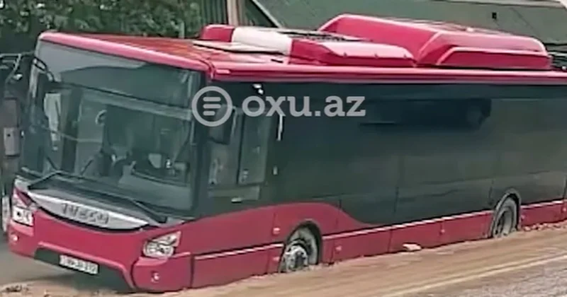 Avtobus yolda yaranan çuxura düşdü Video