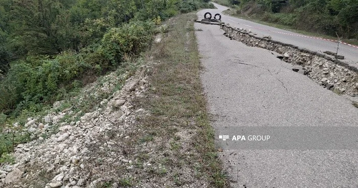 Bu yolda yenə sürüşmə oldu: 8 kəndlə əlaqə kəsildi Foto