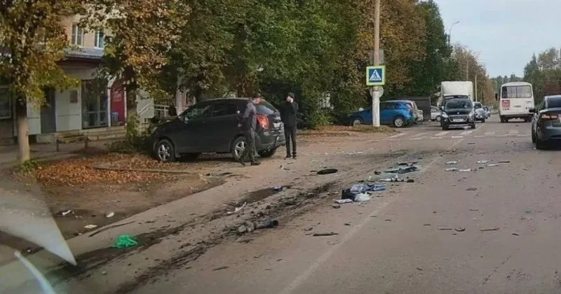 В РФ подорвали авто с участником войны ФОТО
