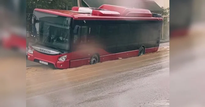 Avtobus palçıqlı yolda batdı