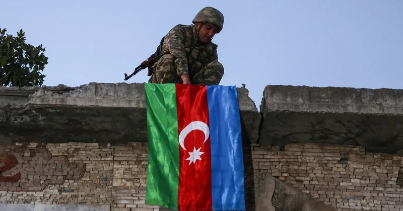 Vətən müharibəsinin yeddinci günü Suqovuşanda dalğalanan Azərbaycan bayrağı