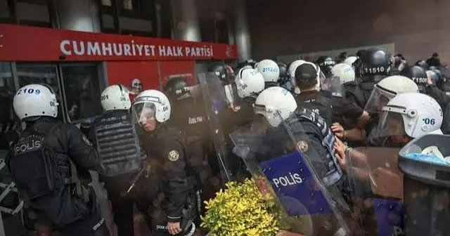 Türkiyədə şok əməliyyat: CHP nin bələdiyyəsinə polis basqını