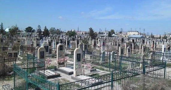 Qəbiristanlıqda gördükləri onu heyrətləndirdi Video