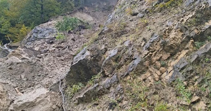 На дороге в Хыналыг сошел оползень ФОТО
