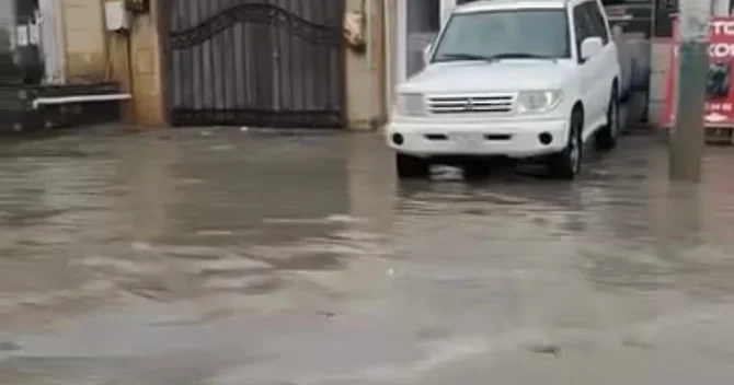 Masazırda yolları su basıb