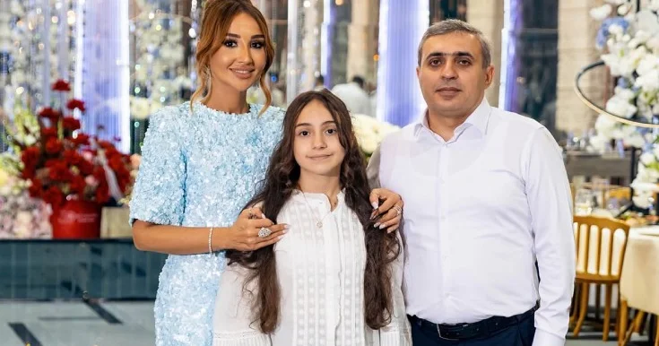 Həyat yoldaşı və qızı ilə obyektiv qarşısına keçdi Fotolar