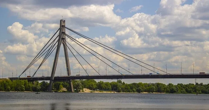 В Киеве поврежден Северный мост в результате удара БПЛА