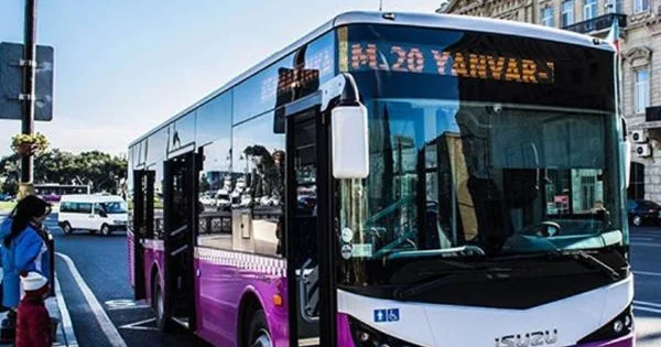 Bakıda avtomobil avtobusa çırpıldı