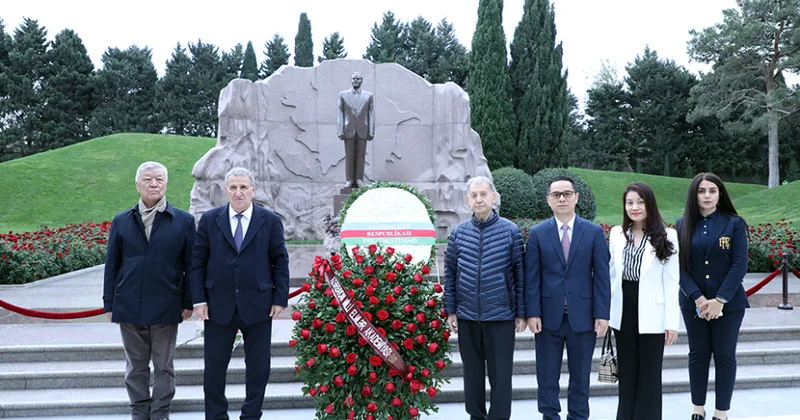 AMEA nın rəhbərliyi və xarici elmi qurumların nümayəndələri Ulu Öndər Heydər Əliyevin məzarını ziyarət ediblər