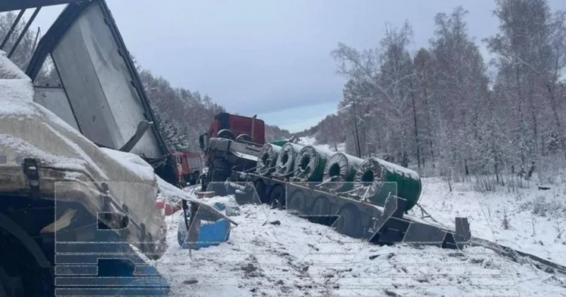 Rusiyada 4 yük maşını toqquşdu, 2 sürücü həlak oldu