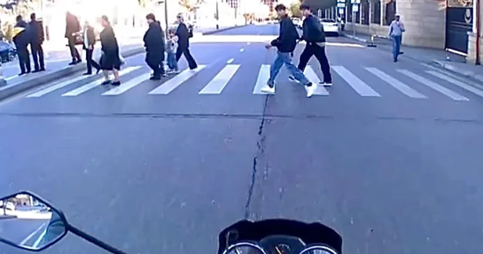 Prospektdə qırmızı işıqda keçən piyadalar sürücüləri riskə atdı VİDEO