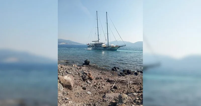 Bodrumda 41 metrlik yelkənli qayıq quma oturub
