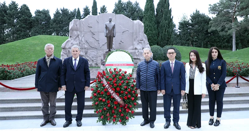 Руководство НАНА и представители зарубежных научных учреждений посетили могилу великого лидера Гейдара Алиева ФОТО