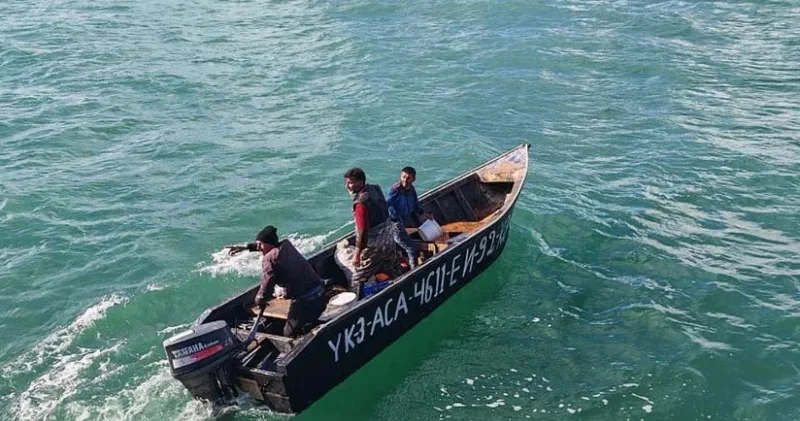 Xəzərdə balıqçı qayığı zədələnib