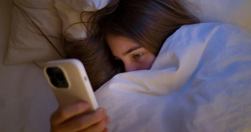 Yatmazdan əvvəl telefona baxmaq ölümə səbəb ola bilər XƏBƏRDARLIQ